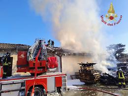 Incendio a Montebelluna: le fiamme scaturite da una pila di bancali avvolgono il tetto di un magazzino