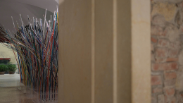 Da gennaio a marzo 2026 Palazzo Forti a Verona ospita "&Aacute;peiron: Senza confini", tra arte contemporanea e storia cittadina