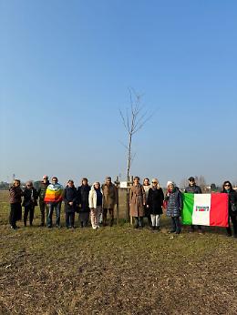 Commemorazione di Jina Masha Amini davanti all’albero a lei dedicato al Bosco della Pace