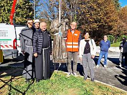 Tirata a lustro  la statua di Sant' Antonio nell'anno giubilare