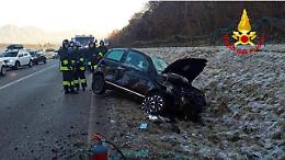 Auto esce di strada sulla SS50 a Boscon: un ferito