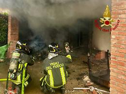 In fiamme una legnaia a Cittadella, i vigili del fuoco salvano l&rsquo;abitazione adiacente