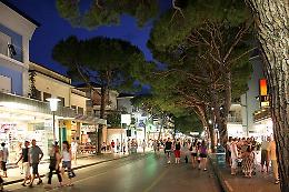 Jesolo punta a valorizzare i negozi di vicinato e riqualificare la galleria commerciale estiva