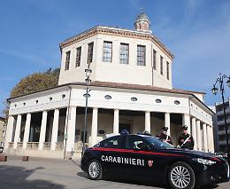 Minaccia i vicini con un coltello da cucina, momenti di paura in un condominio di Rovigo