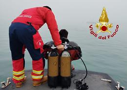 Lunghe ricerche nella laguna di Venezia per un pescatore disperso tra Punta Sabbioni e il Lido