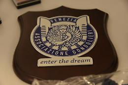 Festa del gondoliere anziano: Venezia celebra i custodi della secolare arte della gondola