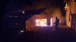 Incendio in un deposito a Valli del Pasubio, intervento dei vigili del fuoco