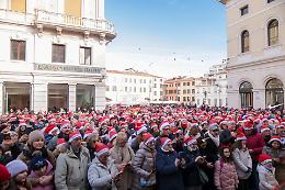 Cantanatale 2025: oltre 7000 berretti rossi portano gioia ai bambini dell&rsquo;Ospedale di Pediatria di Padova