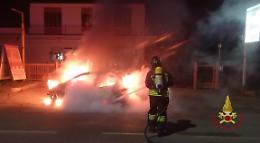 Incendio in piena notte a Trevignano: auto distrutta dalle fiamme