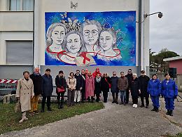 Portogruaro, a quattro donne simbolo contro la violenza: inaugurato il murale alla 'Pascoli'