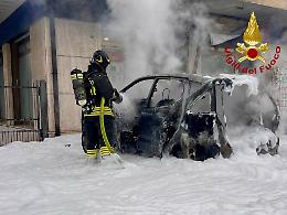 Auto in fiamme tra Bassanello e Prato, traffico in tilt a sud del centro storico