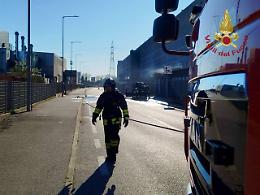 Autovettura a GPL prende fuoco in via Arduino, intervento rapido dei Vigili del fuoco