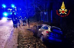 Auto finisce in un canale a Motta di Costabissara, intervento dei Vigili del fuoco per liberare il conducente