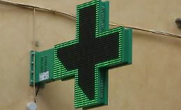 Auto usata come ariete contro la Farmacia Trevigiana, arrestato un 20enne: proseguono le ricerche dei complici