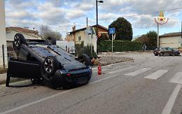 Auto si ribalta dopo uno scontro a Fanzolo di Vedelago