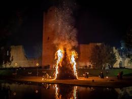 Pirola Parola, i fuochi propiziatori tornano a Noale. Attesa per il pronostego 2026