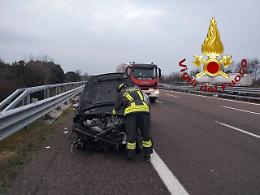 Scontro in A27 verso Conegliano: auto contro camion, due feriti