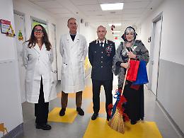 La Befana dei Carabinieri porta un sorriso ai bambini ricoverati a Borgo Trento
