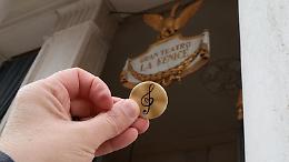 Fenice, esaurite in pochi giorni le spillette della protesta contro la nomina di Venezi