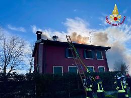 Meolo, incendio sul tetto di un&rsquo;abitazione: vigili del fuoco al lavoro