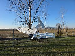 Ultraleggero precipita a Pozzonovo, pilota salvo per miracolo