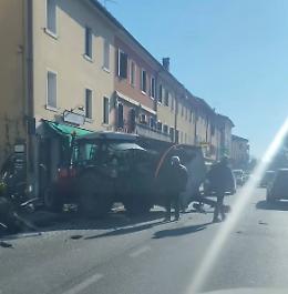 Trattore perde il rimorchio e sfonda la vetrina di un bar nel centro di Crocetta