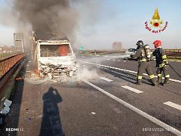 Furgone in fiamme sull&rsquo;A22 a Nogarole Rocca, intervento tempestivo dei Vigili del Fuoco