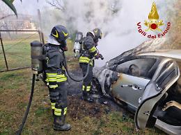 Auto prende fuoco a Castelfranco Veneto, intervento rapido dei Vigili del Fuoco in via Tattara