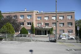 Bus travolge due studenti all'uscita da scuola: sopravvissuti entrambi ma alla ragazza viene amputata la gamba