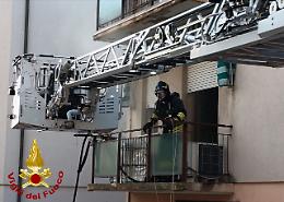 Incendio in un appartamento a Mestre, evacuato l'intero condominio