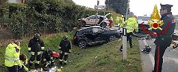 Grave incidente a Maserada: auto invade la corsia opposta e si scontra con un camion ribaltato