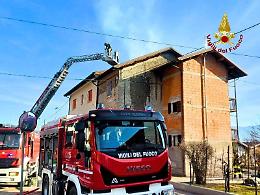 Incendio a Feltre in localit&agrave; Mugnai: le fiamme distruggono parte del tetto di un&rsquo;abitazione