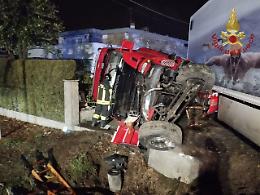 Autotreno fuori strada nella notte a Lusia, paura in via Marasso