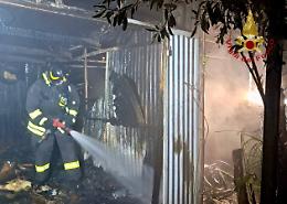 Incendio a Zelarino: esplosione di una bombola e fiamme nei capanni, ma nessun ferito