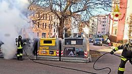 Belluno,incendio a Piazzale Marconi: Vigili del Fuoco in azione per spegnere un cassonetto in fiamme