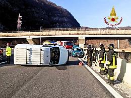 Incidente sull&rsquo;A27 a Fadalto: Furgone ribaltato blocca l'autostrada
