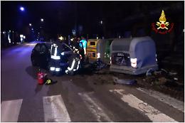 Auto fuori strada all&rsquo;alba in via Feltre, intervengono i Vigili del Fuoco