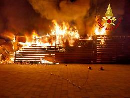 Incendio a Resana: fiamme divorano casolari e annessi, ristorante salvo