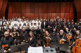 La Fiamma Olimpica accolta a Rovigo dai giovani voci bianche del Teatro Sociale