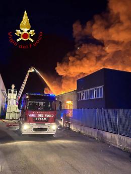 Capannone in fiamme nella notte a Motta di Livenza