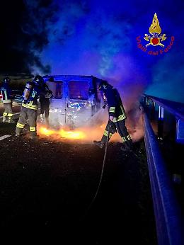Furgone in fiamme sulla A4: conducente salva i passeggeri