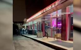 Aggredisce clienti e distrugge la vetrata di un locale a San Giovanni Lupatoto: denunciato 25enne