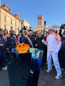Migliaia di cittadini applaudono la Fiamma Olimpica nel cuore di Bassano del Grappa