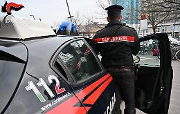 Spacciatore arrestato vicino alla stazione: tenta di ingoiare la droga durante il controllo