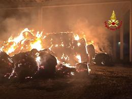 Fiamme in un fienile ad Albaredo d&rsquo;Adige: bruciate 250 rotoballe