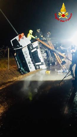 Camion si ribalta all&rsquo;alba a Carbonera, autista liberato dalle lamiere