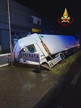 Camion fuori strada ad Ospedaletto Euganeo: autista soccorso dai Vigili del Fuoco