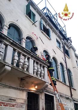 Paura a Cannaregio: crolla un barbacane e scatta l&rsquo;intervento dei Vigili del Fuoco