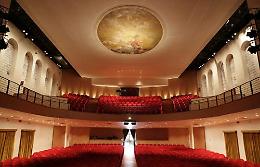 Maria Paiato protagonista di "Riccardo III" al Teatro Toniolo di Mestre: un'interpretazione unica e intensa