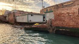 Crollo del muro della questura di Venezia a Santa Chiara: area in sicurezza, nessun ferito
